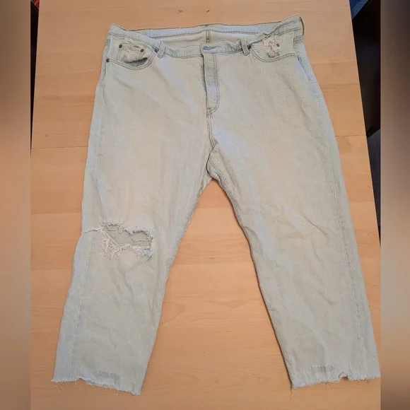 Distressed Levi's jean - Picture 3 of 9